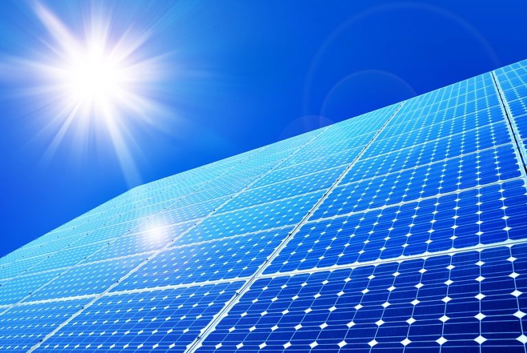 Énergie solaire en Algérie : autoconsommation, onduleurs hybrides et batteries pour réduire votre facture