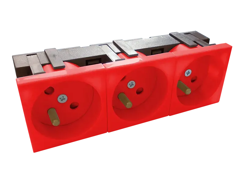 TRIPLE 45X45 GROUNDED SOCKET RED
