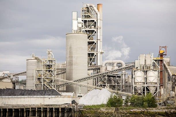 Cimenterie, silos et tours de stockage