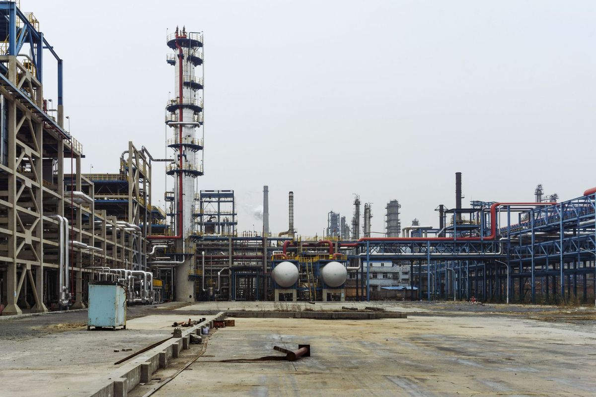 Raffinerie pétrolière, tours et pipelines