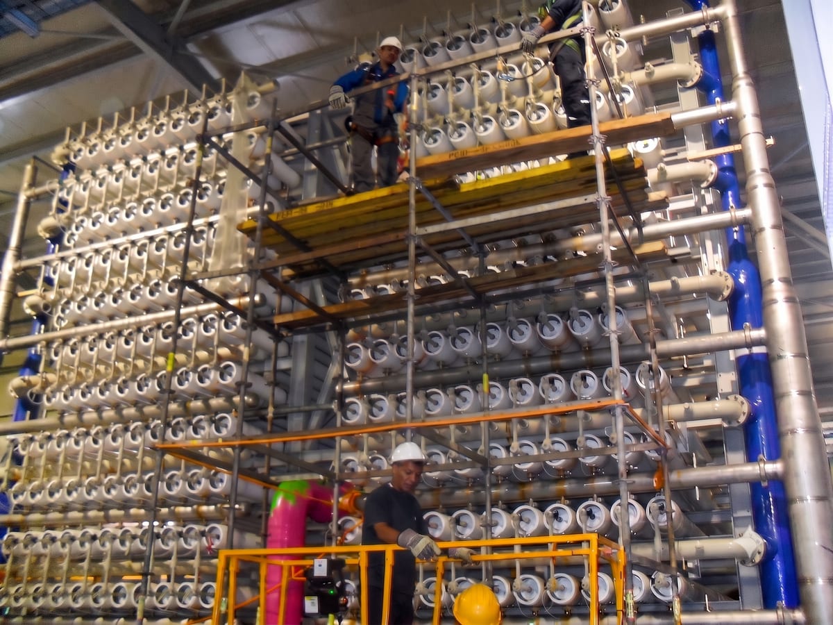 Levage et montage d'un rack de tubes de pression — membranes d'osmose inverse
