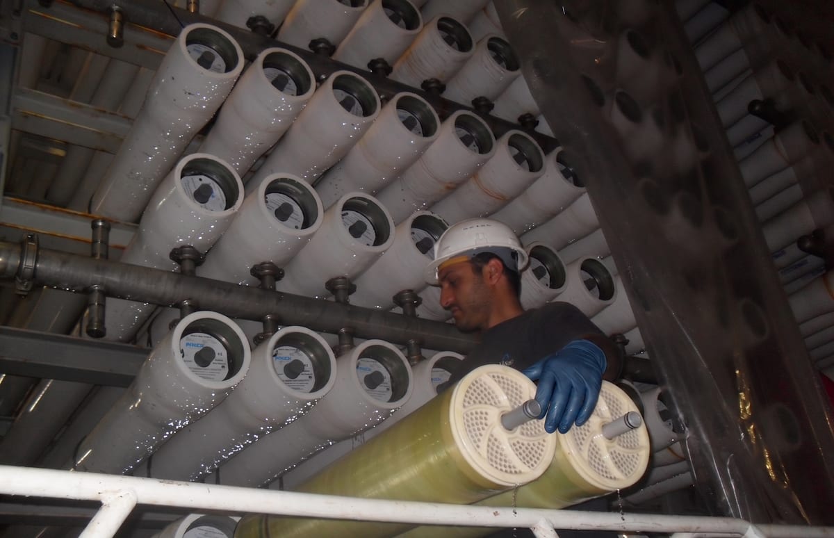 Mise en place des éléments filtrants dans les tubes de pression, en charge